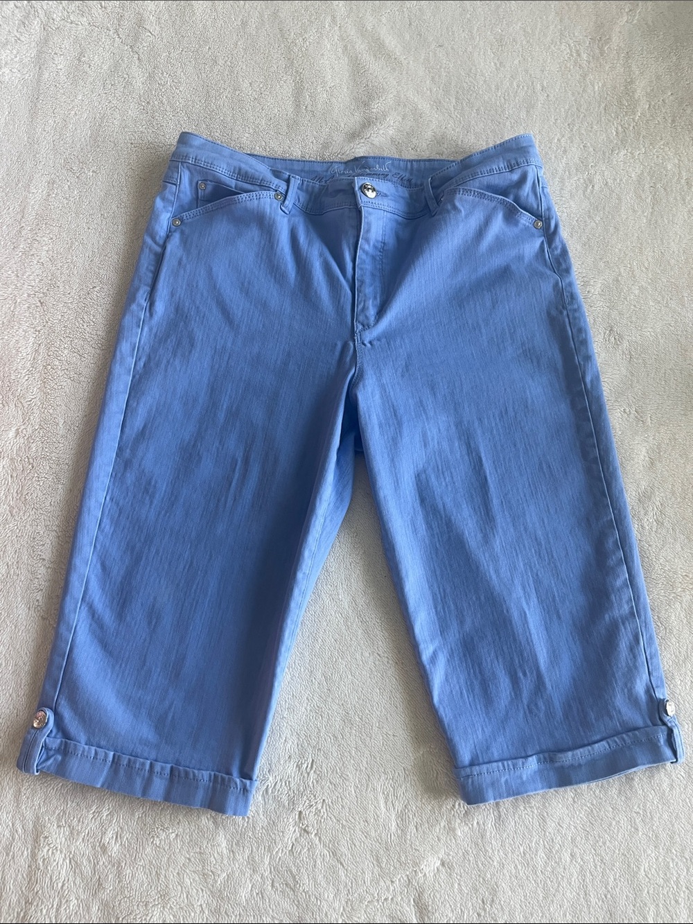 Gloria Vanderbilt “Skimmer” Light Lilac-blue Capri Shorts. Classic Casual (#104)
